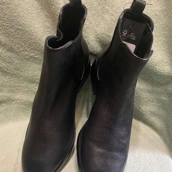 ❤️COLE HAAN LEATHER BOOTIES❤️ - Picture 2 of 6